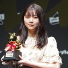 上白石萌歌が「anan AWARD 2022」受賞！美背中露出の大胆ドレスで登場 画像