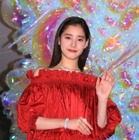 新木優子が“真っ赤なドレス姿”でツリー点灯式！ 画像