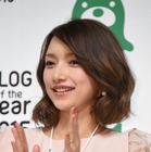 後藤真希、パジャマ姿でセクシーに美脚露出 画像