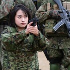 元自衛官・かざり、ミリタリー情報誌で4度目の表紙！迷彩服で凛々しい姿を披露 画像