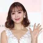 藤田ニコル、胸元ざっくり純白ドレスで艶やかに…今年は「セクシー・ヘルシー」目指す 画像