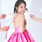 吉本実憂、美背中セクシーなピンクドレス姿を披露 画像
