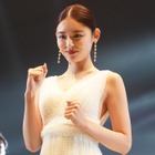 結婚発表の古畑星夏、背中ザックリの純白ドレス姿でラウンドガール 画像