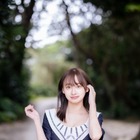 日向坂46・影山優佳、思い入れのある紺色ワンピショット公開！1st写真集から先行カット解禁 画像