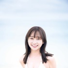 日向坂46・影山優佳、明るいイメージが際立つ白水着カット公開！1st写真集特典ポストカード 画像
