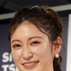 吉田朱里、超ミニ丈白ワンピ姿を披露！「スタイル良すぎ」「すごい美脚」 画像