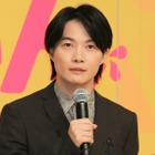 神木隆之介、『らんまん』長屋の女性たち3人とハートポーズ披露！ 画像