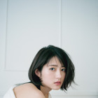 若月佑美、初フォトエッセイ発売日に美肌露出の厳選カットが公開に！ 画像