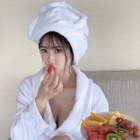 鈴木ふみ奈、白バスローブ姿で赤いイチゴにキス！谷間もチラリ 画像