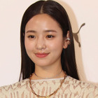モデル・横田真悠、膝上20センチの超ミニスカでポージング　 画像