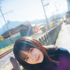 日向坂46・上村ひなの、ソロ写真集の彼女感あふれる秋私服&冬制服 画像