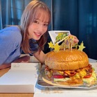 神部美咲、どでかハンバーガーで29歳誕生日お祝い 画像
