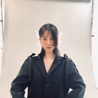 のん、耳元に大きな羽&ブラック衣装に身をまとった2023年カレンダー撮影オフショに歓喜の声 画像