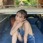 カレンダー発売決定のグラドル伊藤愛真、ノーブラにサロペットのセクシーオフショ 画像