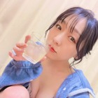 須田亜香里、もこもこルームウェア＋ランジェリーのラフな姿で谷間を露出 画像