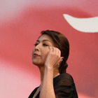 飯島直子「網タイツ、100年ぶりにはきました」 画像