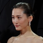 綾瀬はるかがワンピースタイプの水着姿を披露!ハワイで撮影したグラビアカット公開 画像