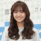 豊田ルナ、新作カレンダーのお気に入りは白のワンピース水着「懐かしい気持ちになれて」 画像