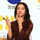 谷まりあ、肩リボンワンピで色白素肌全開！見惚れる美しさに「女神」「今日も天使すぎ」 画像