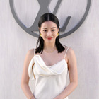 広瀬すず、気品溢れる純白キャミドレスでパリの「ヴィトン」ショーへ 画像