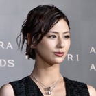 美背中ぱっくり！西内まりや、“大胆”黒ドレス姿でオトナの色気 画像