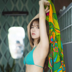 黒嵜菜々子、ターコイズブルーの水着でクール＆セクシー！ 画像