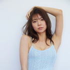 川津明日香、初表紙＆巻頭で爽やかなプールサイドグラビア 画像