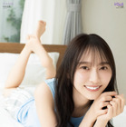 ノースリーブニットから白ワンピ姿まで……乃木坂46弓木奈於、『BOMB』8月号で“ふわやか”なグラビア 画像