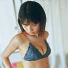 “ぺろりん先生”こと鹿目凛が昭和レトロなレオタード水着に! デジタル写真集から誌面カット公開 画像