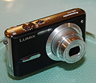 松下、手ブレ補正搭載の600万画素デジカメ「LUMIX DMC-FX9」　FX8の上位モデル 画像