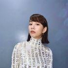のん、インパクト絶大なメタリック衣装を披露！ ファンからは「オーラがすごい……！」「美しさにウットリ」 画像