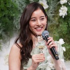 新木優子、雑誌のオフショが「反則級の可愛さ」！素肌大胆見せのミニ丈姿も 画像