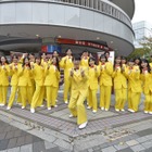 ダンディ坂野ら黄色スーツ集団が有楽町に出現！チョコモナカアイスをサンプリング 画像