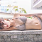 乃木坂46・岩本蓮加、美しい谷間とくびれを見せる水着ショット！ 「いたずらな風」先行カット第11弾 画像
