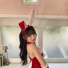 高鶴桃羽、ちょっぴりセクシーなウサ耳×サンタさんに！ 初カレンダーのオフショットに反響 画像