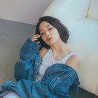 剛力彩芽、はだけたデニムから“美肩”＆太ももちらり 画像