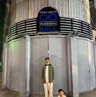 パンサー尾形、3月末閉館「ヨシモト∞ホール」の前で愛娘と記念ショット！ 画像