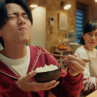 永瀬廉と坂井真紀が家族役で初共演！ 「AJINOMOTO BRANDギョーザ」CMで“ラス1”をめぐる攻防 画像
