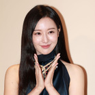 “韓国ドラマの女王”キム・ジウォン、二の腕あらわなネイビードレスを完璧着こなし 画像