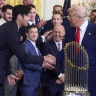 大谷翔平とトランプ大統領の対面を韓国メディアも即報道！ドジャースがホワイトハウス表敬訪問 画像