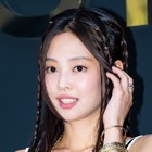 限界ギリギリの上半身“さらけ出し”大胆ビジュ！BLACKPINK・ジェニーの挑戦的な表現が話題に【PHOTO】 画像
