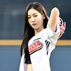 『イカゲーム2』女優、韓国プロ野球始球式でノーバン投球！美貌チラ見せの豪快ピッチング激写【PHOTO】 画像