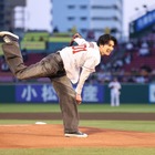 渡邊圭祐、楽天対日ハムの始球式で岩隈リスペクトのフォームを披露！ 画像