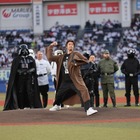 速水もこみちがロッテ対日ハムで始球式！ 「スター・ウォーズ」ジェダイの姿でマウンドへ 画像
