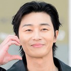 革ジャン姿で視線ロック！パク・ソジュン、“眠らない街”を舞台に圧倒的存在感【PHOTO】 画像