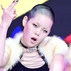 坊主以上のインパクト！XG・COCONAが“スキンヘッド”に衝撃変身、アイドルの域超えた「美の新境地」 画像