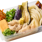 丸亀製麺、テイクアウト限定で「揚げ茄子と豚しゃぶうどん弁当」を本日新発売！ 画像