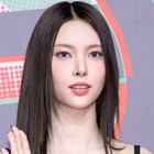 まるでお人形…ILLIT・ユナ、“くるくるウェーブヘア”で放つキュートな魅力にファン悶絶「言葉が出ない」【PHOTO】 画像