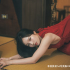 本田真凜、大人っぽい赤ドレス姿で妖艶な表情見せる！台湾のレトロ喫茶＆バーで撮影 画像