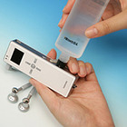 東芝、携帯音楽プレーヤー向け小型燃料電池開発　CEATEC JAPANに出展 画像